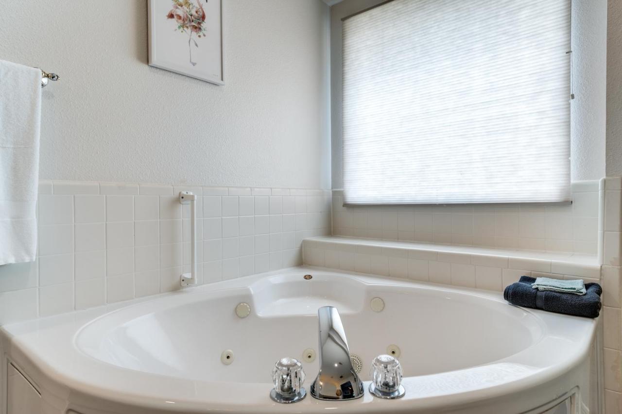 Spacious 5 Bdrm Home Mins To Wineries With Private Pool And Hot Tub! Johnson City Kültér fotó