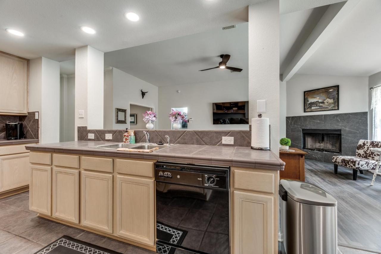 Spacious 5 Bdrm Home Mins To Wineries With Private Pool And Hot Tub! Johnson City Kültér fotó