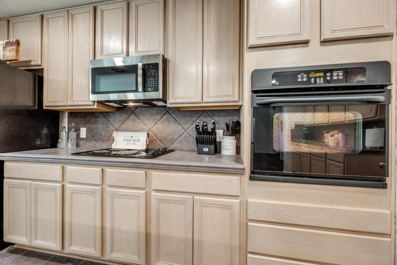 Spacious 5 Bdrm Home Mins To Wineries With Private Pool And Hot Tub! Johnson City Kültér fotó