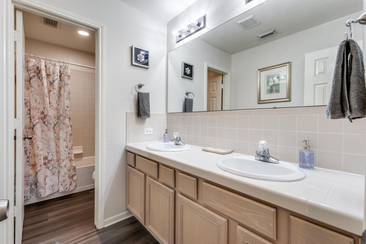 Spacious 5 Bdrm Home Mins To Wineries With Private Pool And Hot Tub! Johnson City Kültér fotó