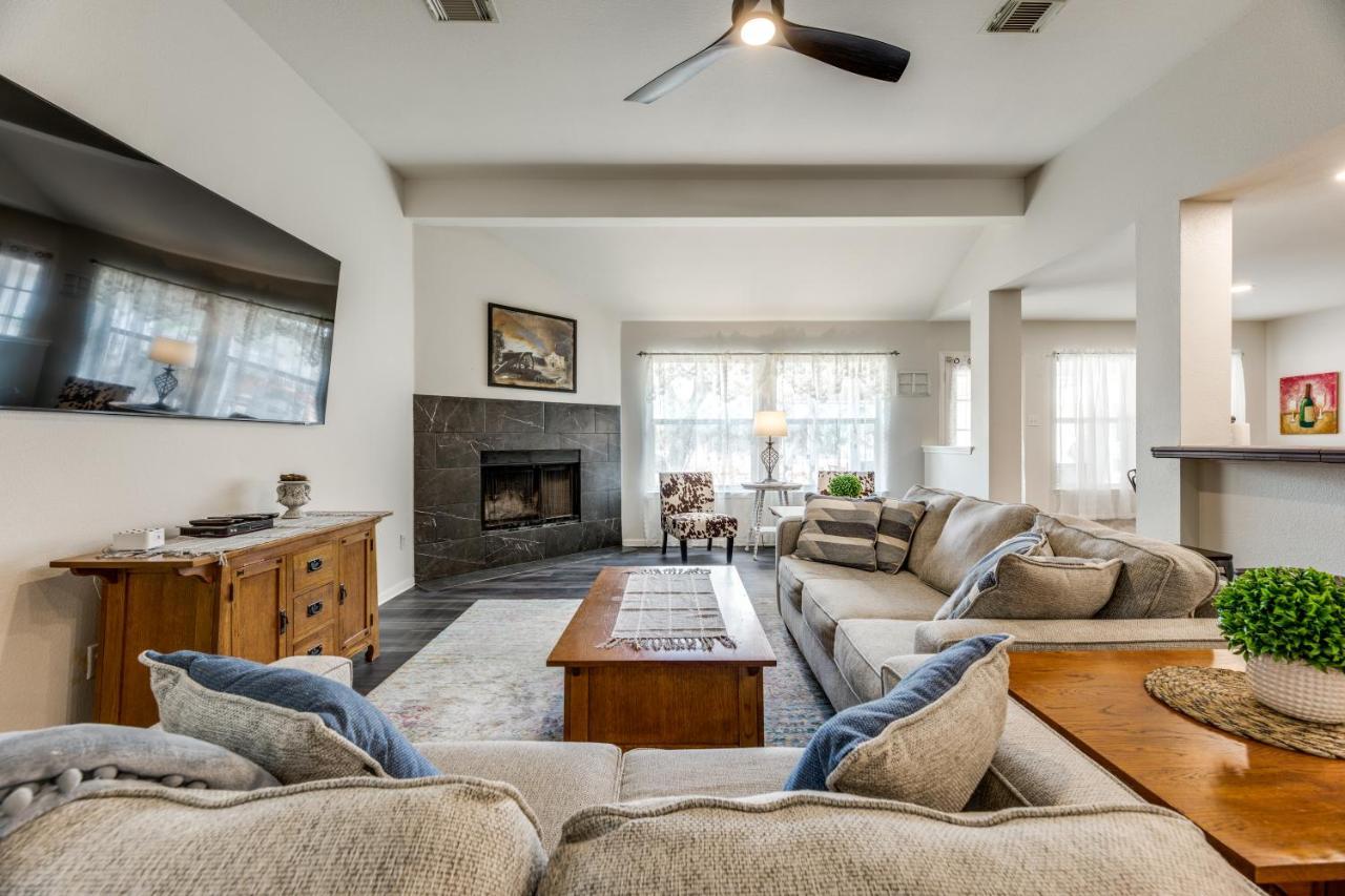 Spacious 5 Bdrm Home Mins To Wineries With Private Pool And Hot Tub! Johnson City Kültér fotó